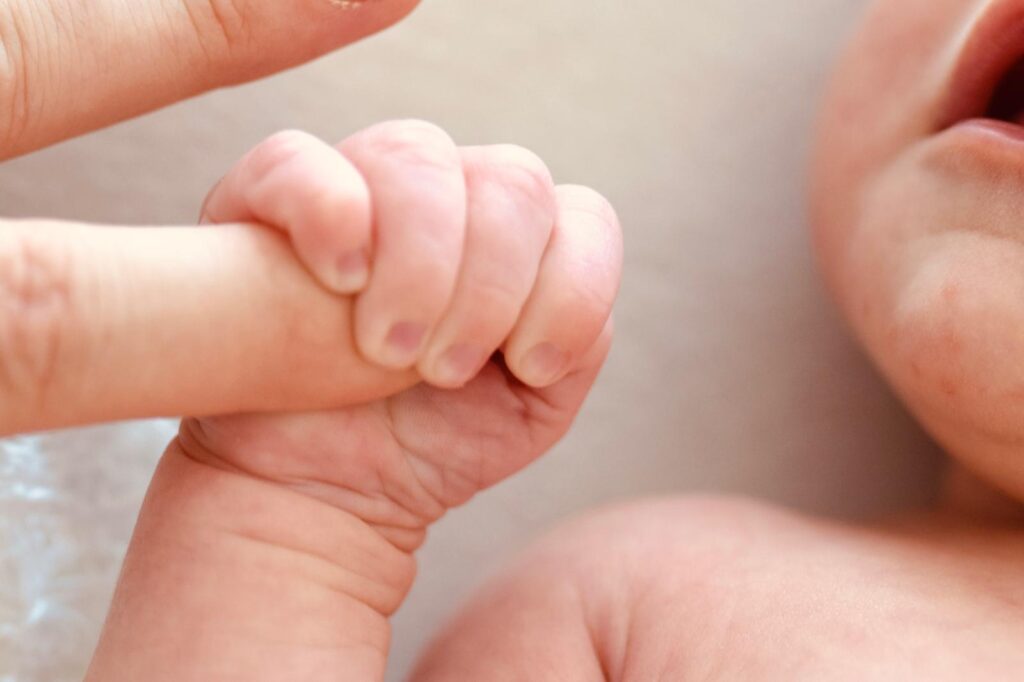 Baby umklammert Finger