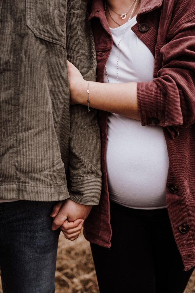 Pärchen mit Schwangeren Frau