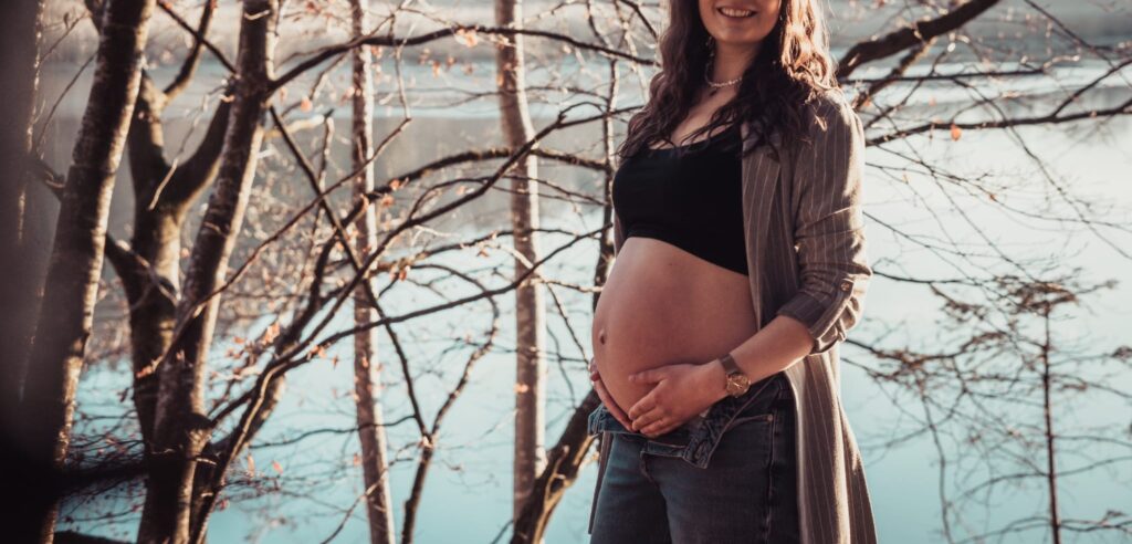 Frau hält Babybauch